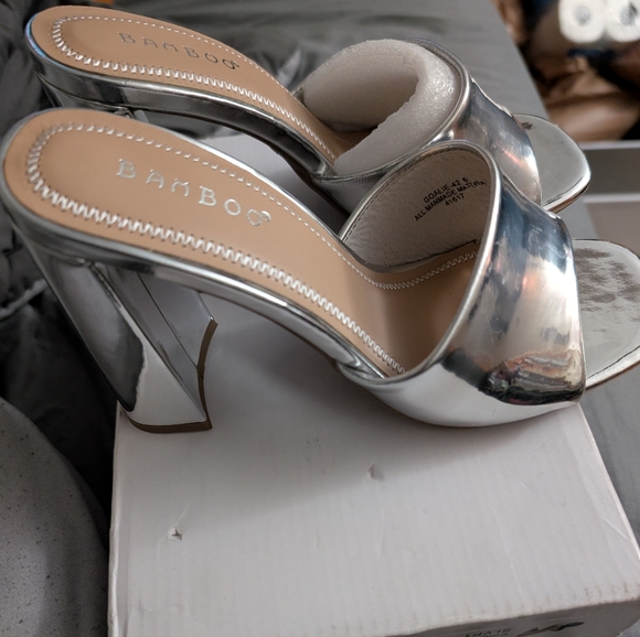 Silver heels - Picture 2 of 4